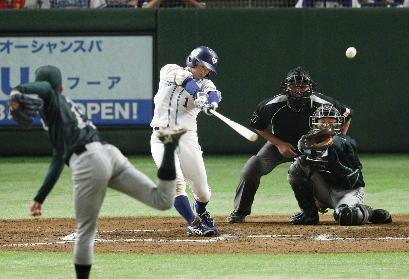 8回裏大阪ガス無死、近本が決勝ソロを放つ(共同)