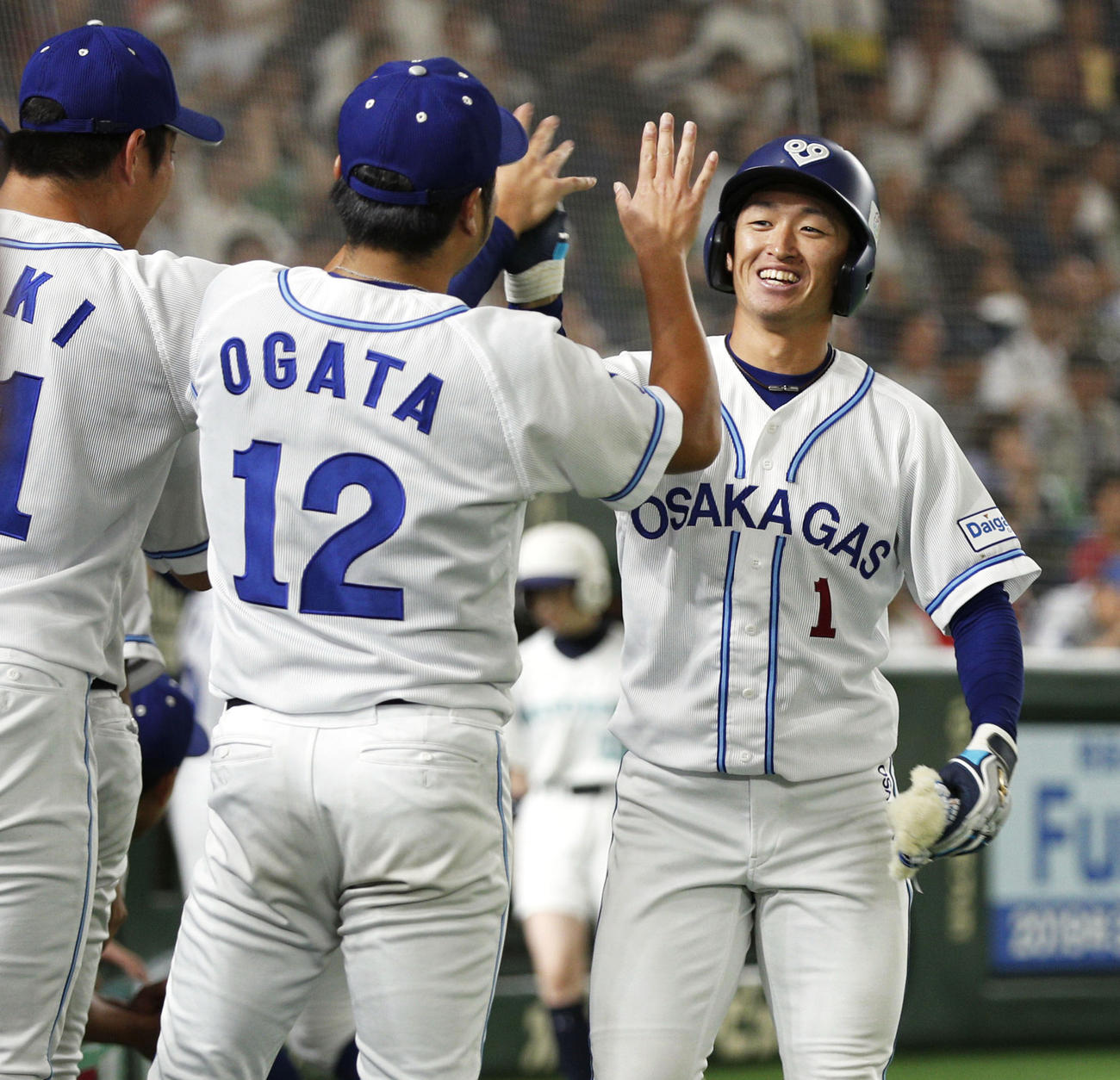 8回裏、決勝ソロを放ちナインに迎えられる大阪ガス・近本(共同)