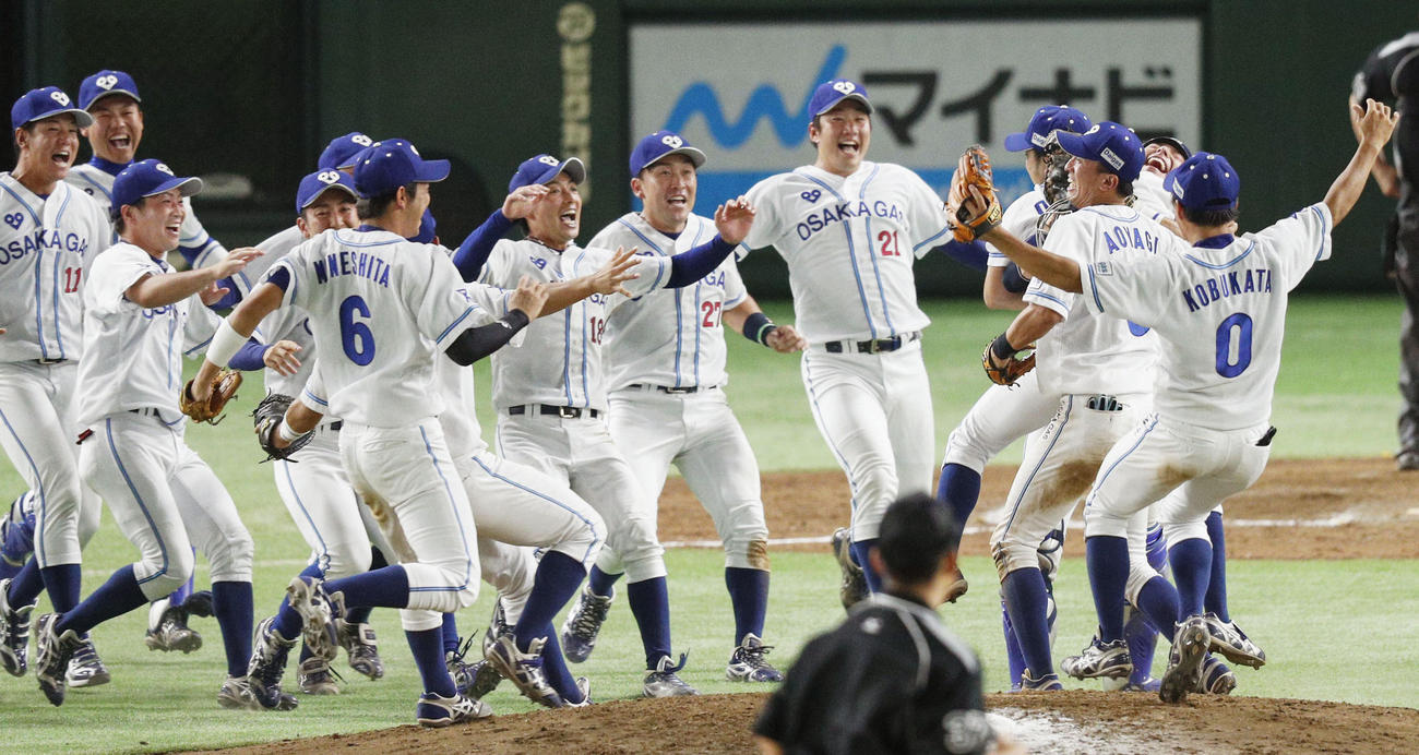 初優勝を決め、マウンドに駆け寄って喜ぶ大阪ガスナイン(共同)