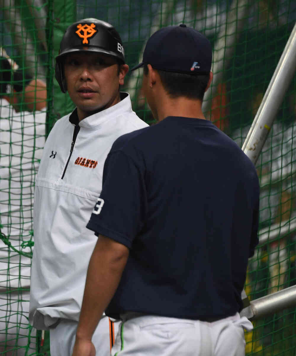 練習中、阿部慎之助(左)は青木宣親と話す(撮影・奥田泰也)