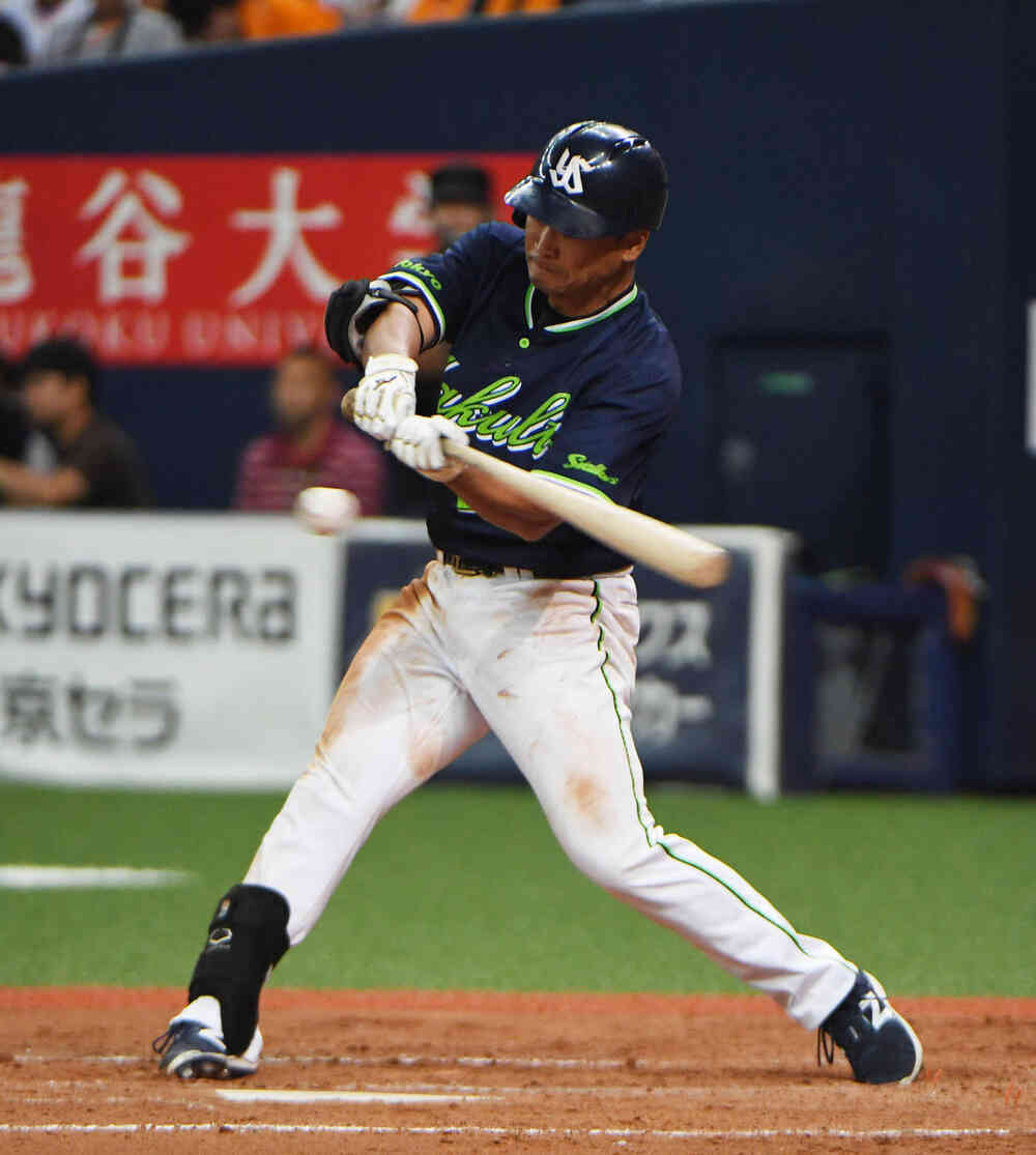 5回表ヤクルト無死一塁、青木宣親は左前安打を放つ(撮影・奥田泰也)