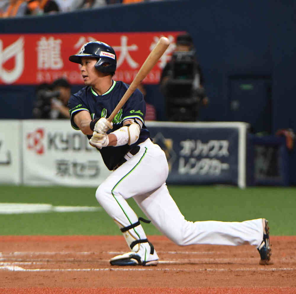 5回表ヤクルト無死一、二塁、山田哲人は中前適時安打を放つ(撮影・奥田泰也)