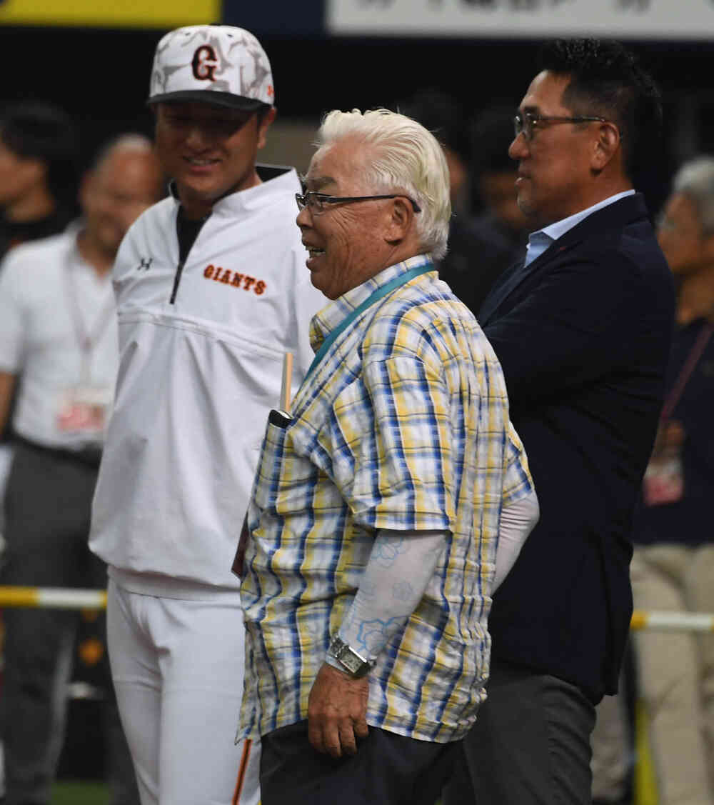 巨人ヤクルト戦に訪れた黒江透修氏(中央)、左は高橋由伸監督、右は野村克也氏(撮影・奥田泰也)