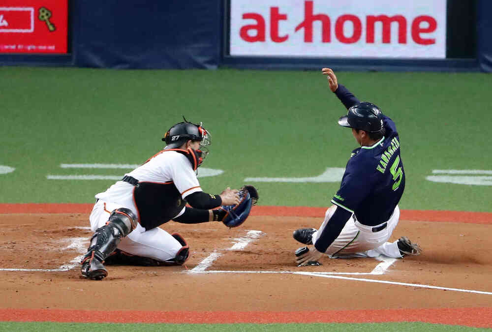 2回表ヤクルト1死一塁、中村の左二塁打で一気に本塁を突いた川端(右)だが、亀井の好返球で本塁アウトになる。捕手宇佐見(撮影・浅見桂子)