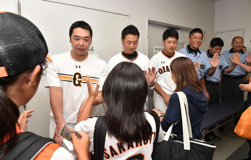西日本豪雨を受け、募金活動を行う、左奥から巨人阿部、亀井、岡本（撮影・鈴木みどり）