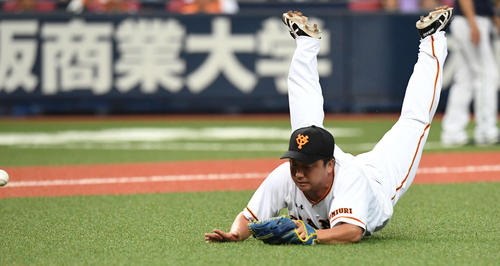 １０回表ヤクルト無死二塁、中村悠平のバント球に体勢を崩しながら突っ込む沢村（撮影・鈴木みどり）