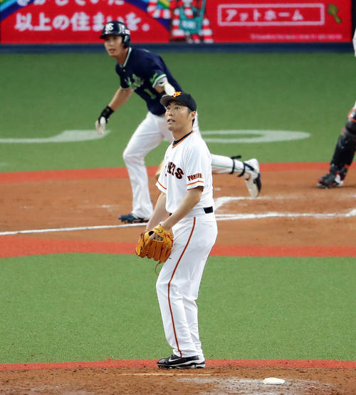 山田哲に中前適時打を許し、打球を見つめる上原（撮影・浅見桂子）