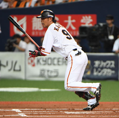 １回裏巨人２死一、二塁、亀井善行は左前適時安打を放つ（撮影・奥田泰也）