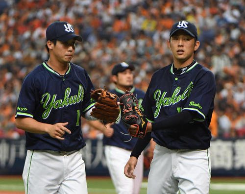 ５回無失点に抑えた原樹理（右）は山田哲人とタッチを交わす（撮影・奥田泰也）