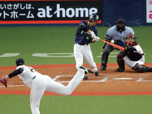 ９回表ヤクルト２死三塁、雄平は中前適時打を放つ。投手マシソン（撮影・浅見桂子）