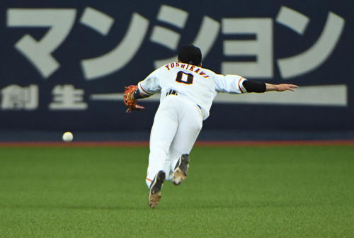 吉川尚輝は雄平の飛球に飛びつくも捕球できず（撮影・奥田泰也）