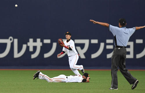 雄平の打球を捕れない遊撃手吉川尚（撮影・鈴木みどり）