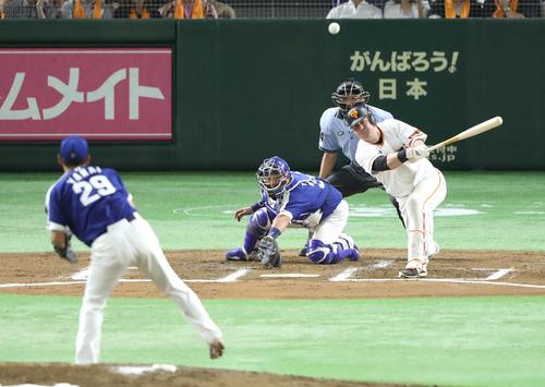 ６回裏巨人無死三塁、適時打を放つマギー。投手山井（撮影・河野匠）