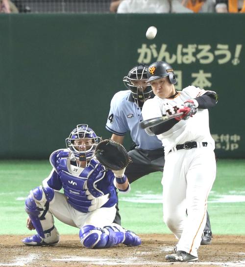 巨人対中日　８回裏巨人１死一、二塁、３点本塁打を放つ岡本（撮影・河野匠）