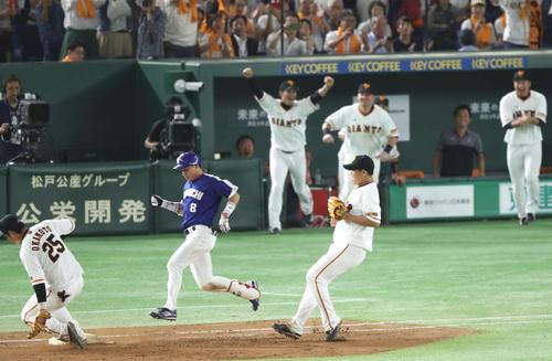 ９回表中日２死、山口俊が大島を一ゴロに仕留め無安打無得点試合を達成するとベンチからナインが一斉に飛び出した（撮影・河野匠）