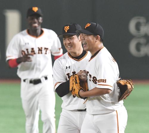 ノーヒットノーランを達成し笑顔を見せる巨人山口俊（右）と岡本（撮影・鈴木みどり）