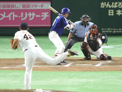 ７回表中日無死、四球を選ぶ大島。投手山口俊（撮影・河野匠）