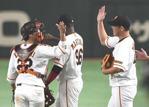 ノーヒットノーランを達成した巨人山口俊（右）は小林（左）と笑顔でハイタッチ（撮影・鈴木みどり）