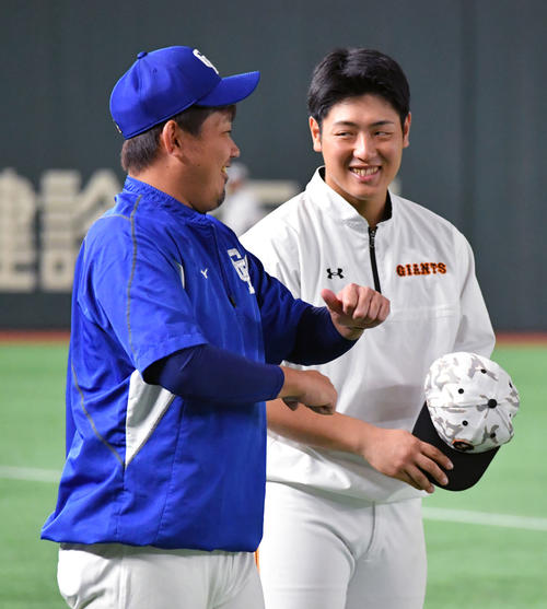 試合前の練習中に中日松坂（左）と話す巨人岡本（撮影・滝沢徹郎）