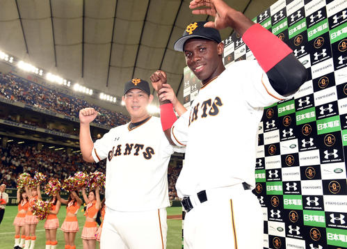 ノーヒットノーランを達成した巨人山口俊とプロ初スタメンで本塁打を放ったマルティネス（撮影・たえ見朱実）