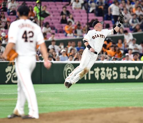 ８回表中日無死、藤井の打球を飛びつき好捕するマギー（撮影・たえ見朱実）