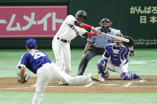 初打席初本塁打となる先制本塁打を放つマルティネス、投手山井（撮影・河野匠）