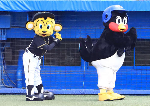 ヤクルト対阪神 オマリーの打撃フォームのものまねをするトラッキー(左)とつば九郎(撮影・江口和貴)