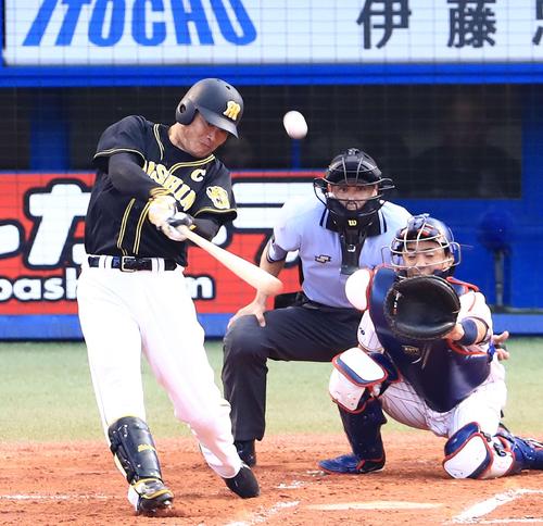 1回表阪神2死二塁、中越え2点本塁打を放つ福留(撮影・江口和貴)