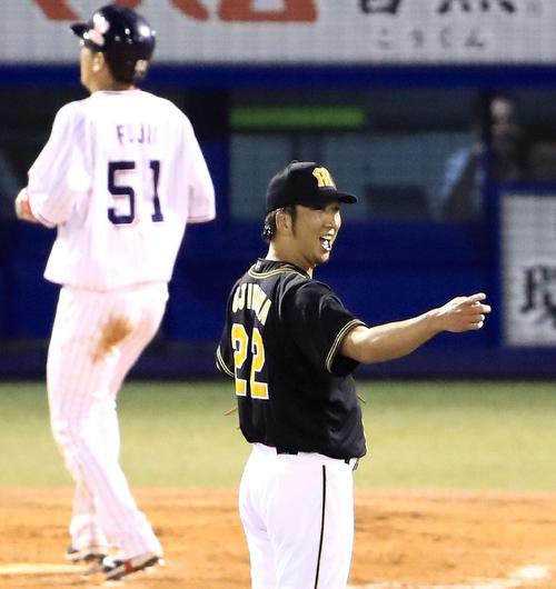 8回裏ヤクルト2死一、三塁、川端の打球を好捕した遊撃手北條を笑顔で指さす藤川(撮影・江口和貴)