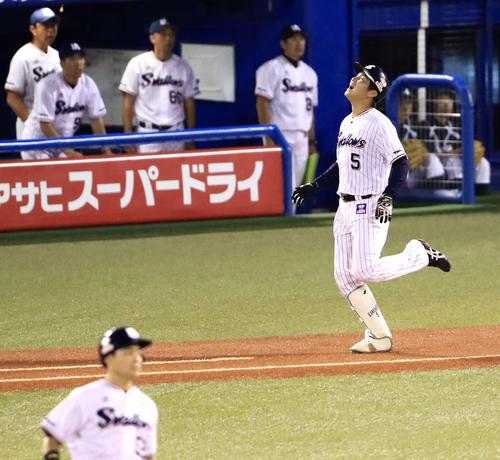 8回裏ヤクルト2死一、三塁、遊飛に倒れ悔しい表情の川端(撮影・江口和貴)