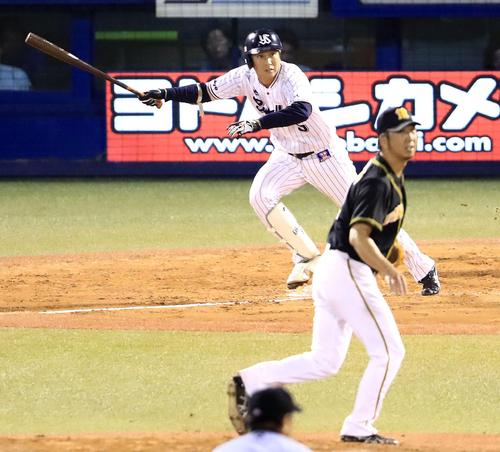 8回裏ヤクルト2死一、三塁、遊飛に倒れる川端。投手藤川(撮影・江口和貴)