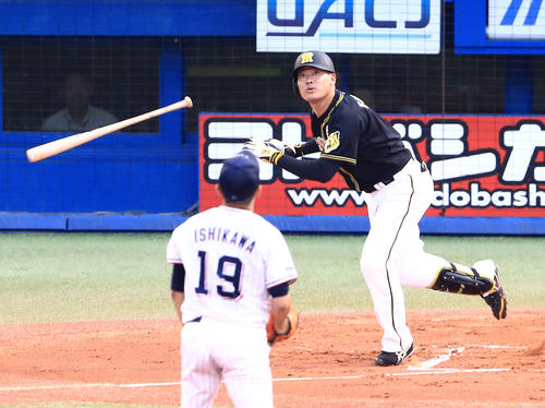 1回表阪神2死二塁、中越え2点本塁打を放つ福留。投手石川(撮影・江口和貴)