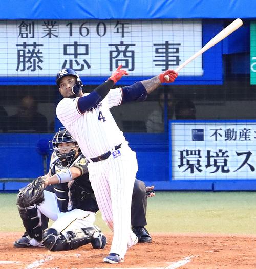 1回裏ヤクルト1死三塁、中犠飛を放つバレンティン(撮影・江口和貴)