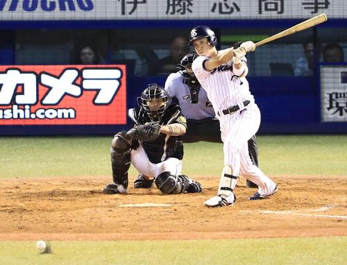 ヤクルト対阪神 5回裏ヤクルト無死二、三塁、中前2点適時打を放つ山田哲(撮影・江口和貴)