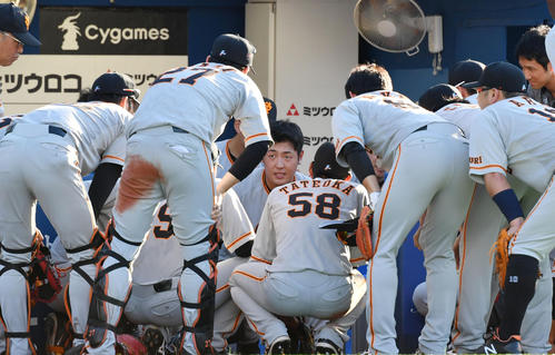 試合前に円陣を組み中央で声を出す巨人岡本（撮影・滝沢徹郎）