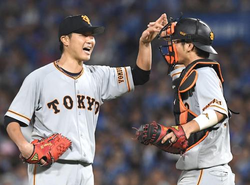 完封勝利し、笑顔で大城（右）とハイタッチする巨人内海（撮影・鈴木みどり）