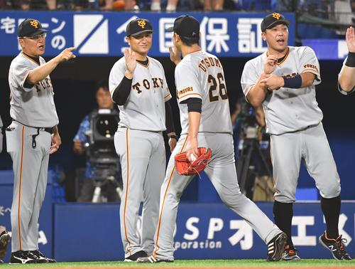 完封勝利した巨人内海（手前）は高橋監督（左から２人目）とタッチを交わす（撮影・滝沢徹郎）