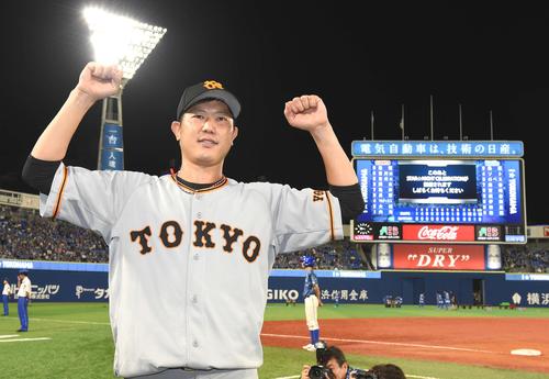 完封勝利の巨人内海はスコアボードを背にガッツポーズ（撮影・鈴木みどり）