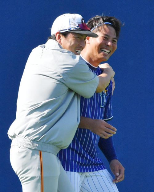 あいさつに来たＤｅＮＡ浜口（右）を笑顔で出迎える巨人長野（撮影・滝沢徹郎）
