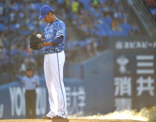 マウンドに登ったＤｅＮＡ先発の井納（撮影・滝沢徹郎）