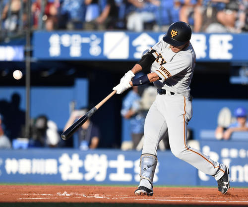 １回表巨人無死一塁、先制の左適時二塁打を放つ吉川尚（撮影・鈴木みどり）