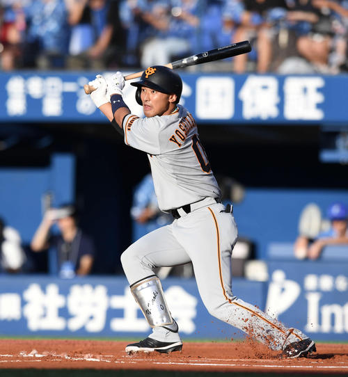 １回表巨人無死一塁、先制の左適時二塁打を放つ吉川尚（撮影・鈴木みどり）
