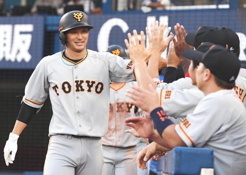 ２回表巨人２死一、二塁、右越え３点本塁打を放った吉川尚はナインと笑顔でハイタッチ（撮影・鈴木みどり）