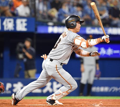 ８回表巨人２死二塁、重信は右翼に適時打を放つ（撮影・滝沢徹郎）