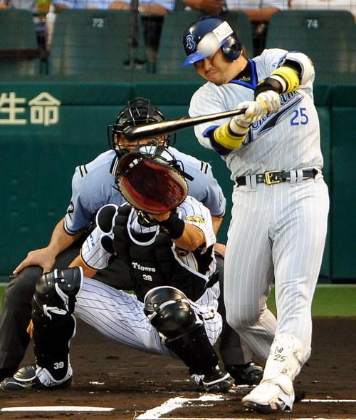 200号本塁打を放つ村田