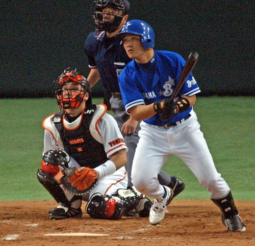 プロ初本塁打を放つ村田