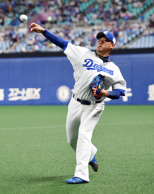 試合前、キャッチボールを行う松坂（撮影・前岡正明）
