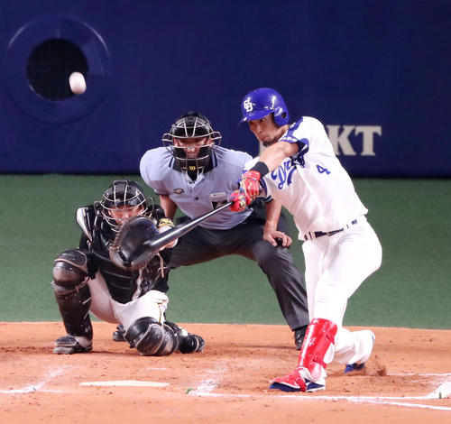６回裏中日無死満塁、藤井は中飛を放ち犠飛とする（撮影・加藤哉）