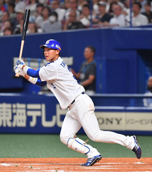 ６回裏中日１死一、三塁、右中間越えに２点適時二塁打を放つ高橋周平（撮影・上田博志）