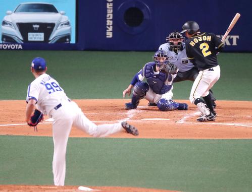 ２回表阪神２死満塁、北條は四球を選んで押し出しとなる（撮影・加藤哉）